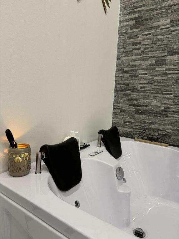 Suite Gold By L Amaryllis I Jacuzzi & Sauna Prive I Centre Beziers Arrivee Autonome Eksteriør billede
