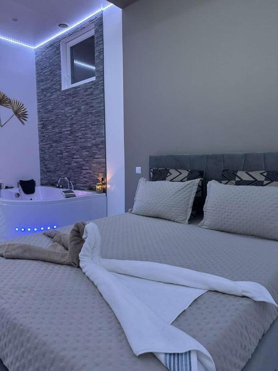 Suite Gold By L Amaryllis I Jacuzzi & Sauna Prive I Centre Beziers Arrivee Autonome Eksteriør billede