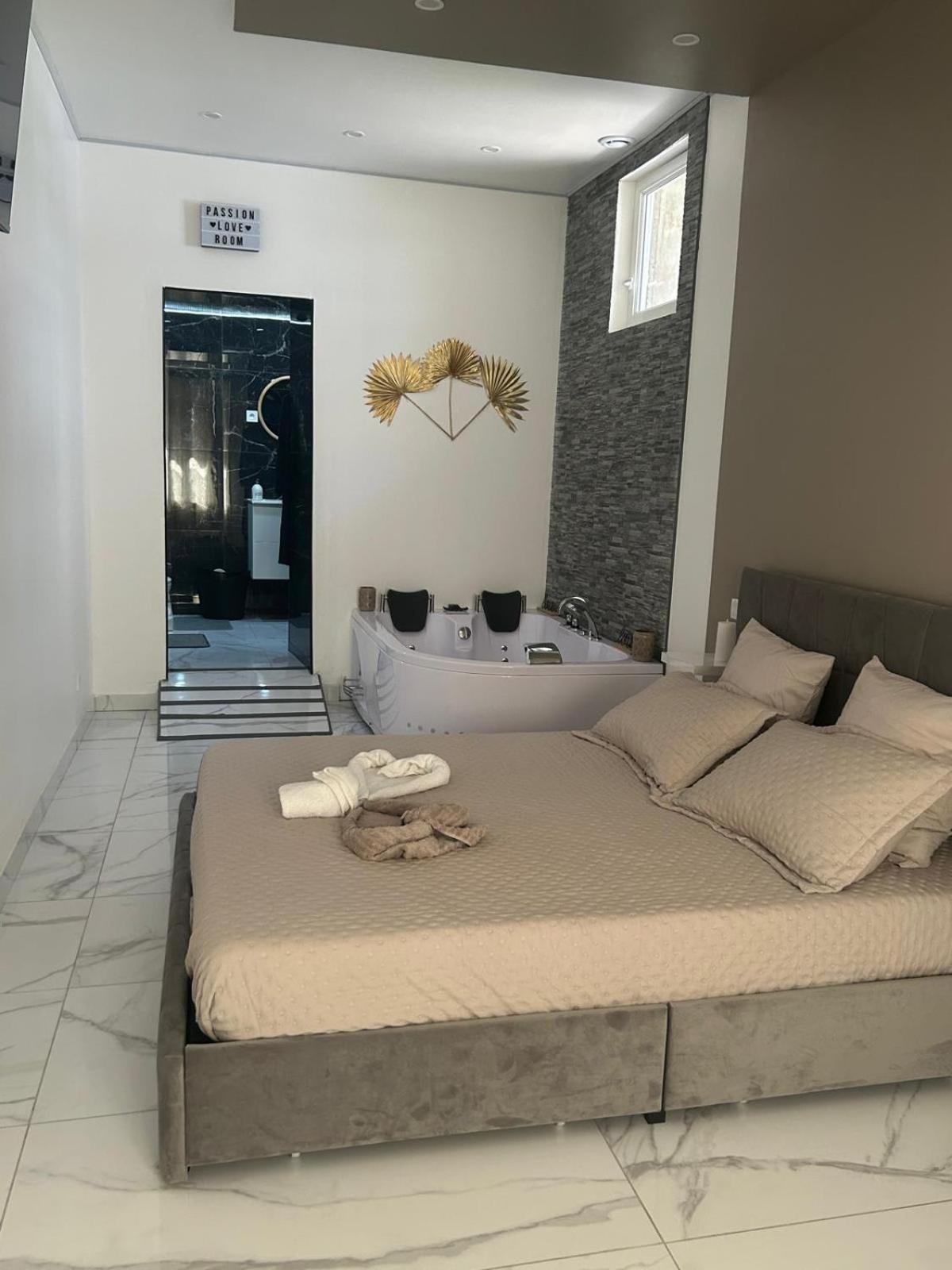 Suite Gold By L Amaryllis I Jacuzzi & Sauna Prive I Centre Beziers Arrivee Autonome Eksteriør billede